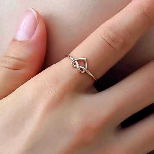 Imagen de anillo con silueta de corazon entrelazado