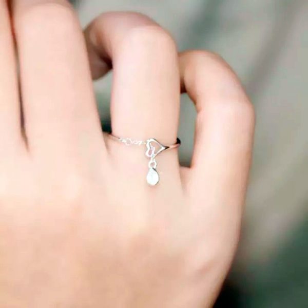 Imagen de anillo en forma de corazon con cadenita
