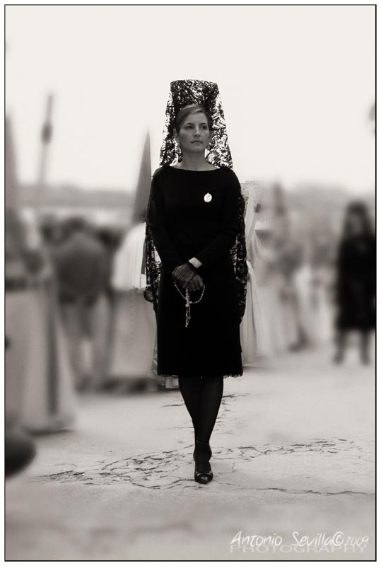 Imagen de mujer vestida de mantilla para semana santa