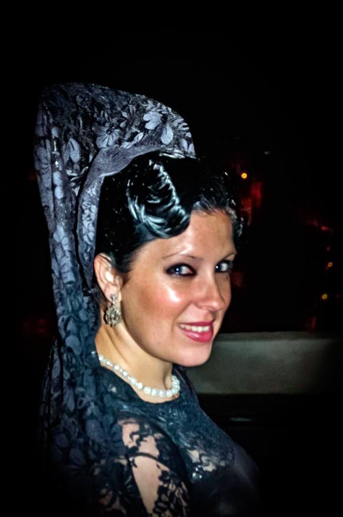 Imagen de mujer de mantilla y maquillada para Semana Santa